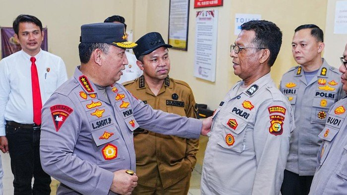 Dedikasi Luar Biasa di Luar Tugas, Kapolri Beri Penghargaan Istimewa kepada Aiptu Jimmi Pemilik Pesantren Gratis di Pekanbaru 1 salah satu personel yang menerima perhatian khusus dari kapolri adalah aiptu jimmi farma yang menjabat sebagai ps dok polriist 1745574834437 169