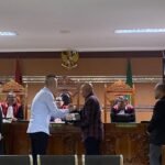 terdakwa korban dan saksi saat menandatangani kesepakatan di sidang kasus tipu gelap 1745846811028 169