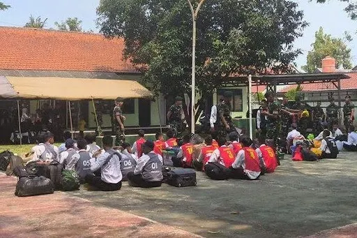 39 Siswa Bermasalah di Purwakarta Dikirim ke Barak Militer, Satu Orang Kabur Saat Penjemputan 3 1746109506116849 0
