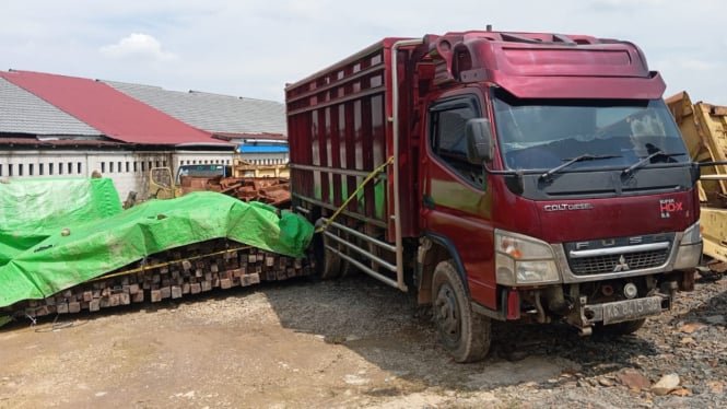 Polda Kalbar Amankan Ribuan Batang Kayu Ulin Diduga Hasil Ilegal Logging dari Enam Lokasi 4 68188edc87ed3 polda kalbar amankan ribuan kayu belian atau kayu ulin siap