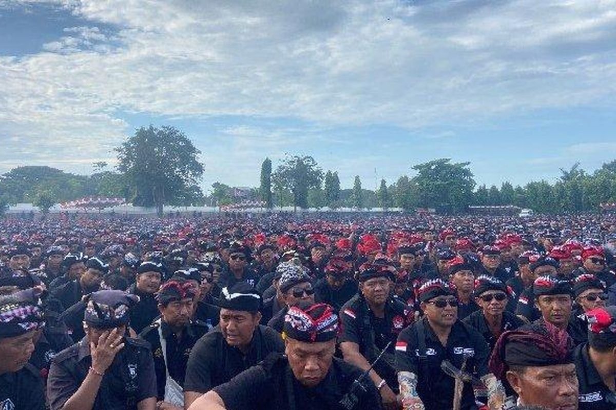13.000 Pecalang Adat Bali Padati Lapangan Renon, Tegaskan Penolakan terhadap Ormas Non-Adat 1 6828173773825