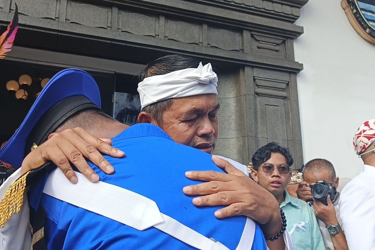 Gubernur Dedi Mulyadi Menangis Haru Saat Pulangkan 273 Pelajar dari Pendidikan Militer: "Banyak yang Meragukan, Tapi Waktu yang Menjawab" 1 682bf91e0f2c8