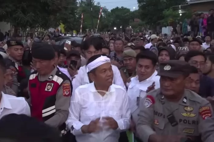 Dikepung Antusias Warga Cirebon, Gubernur Jabar Dedi Mulyadi Kawal Program Listrik Gratis untuk 2.700 Rumah 1 Gubernur Jawa Barat Dedi Mulyadi di jalan Desa Cipinang Kecamatan Beber Kabupaten Cirebon 1102811632