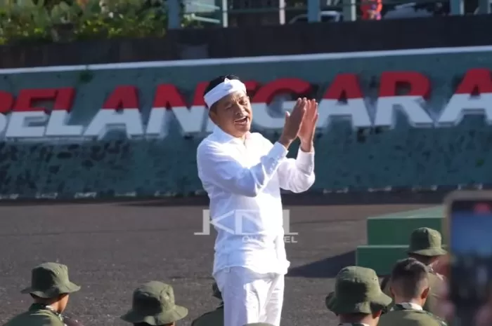 Gubernur Jawa Barat Dedi Mulyadi saat mendatangi barak militer 3041968291