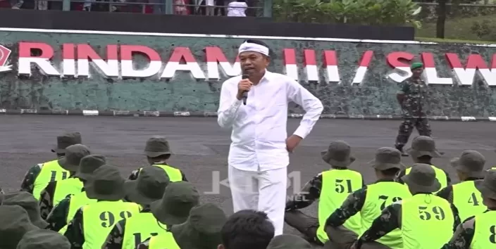Gubernur Dedi Mulyadi Ajak Siswa Barak Militer Makan di Gedung Sate: "Tidak Semua Orang Jawa Barat Punya Rejeki" 7 Gubernur Jawa Barat Gedung Sate 4126297273