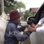 Mang Atun dan Gubernur Jawa Barat Dedi Mulyadi berebut arit di jalan 1915637821