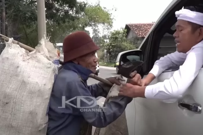 Mang Atun dan Gubernur Jawa Barat Dedi Mulyadi berebut arit di jalan 1915637821