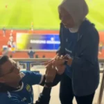 Romantis di Tengah Stadion, Putra Gubernur Dedi Mulyadi Diduga Lamar Wakil Bupati Garut Usai Laga Persib 3 Maula Akbar putra Gubernur Dedi Mulyadi tampak seperti melamar wakil bupati Garut 3838302199