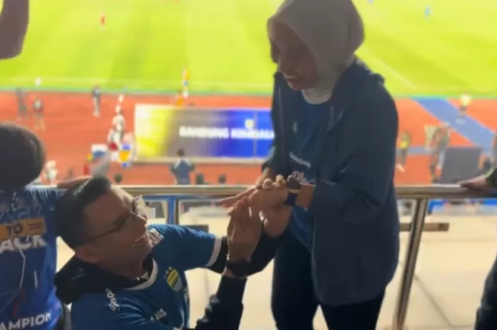 Romantis di Tengah Stadion, Putra Gubernur Dedi Mulyadi Diduga Lamar Wakil Bupati Garut Usai Laga Persib 1 Maula Akbar putra Gubernur Dedi Mulyadi tampak seperti melamar wakil bupati Garut 3838302199