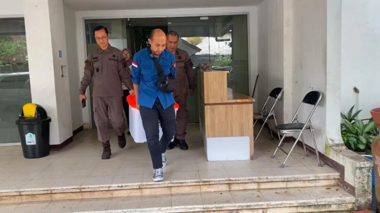 Penyidik Sita 3 Boks dari Biro Ekonomi Pemprov NTB 768x432 1