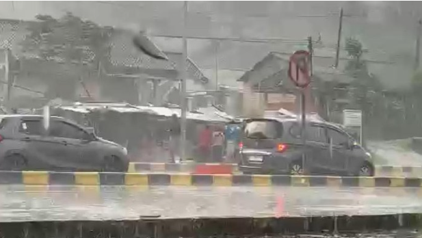 Diterjang Cuaca Ekstrem, Gerbang Tol Parungkuda Ditutup Sementara – Lalin Dialihkan ke Cigombong 8 Screenshot 2025 05 07 142406 1 e1746603201659