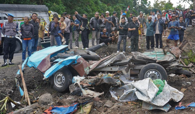 Tragedi di Kalijambe: Dump Truk Seruduk Angkot, 11 Tewas dan Beberapa Luka Berat 6 Screenshot 2025 05 08 103724