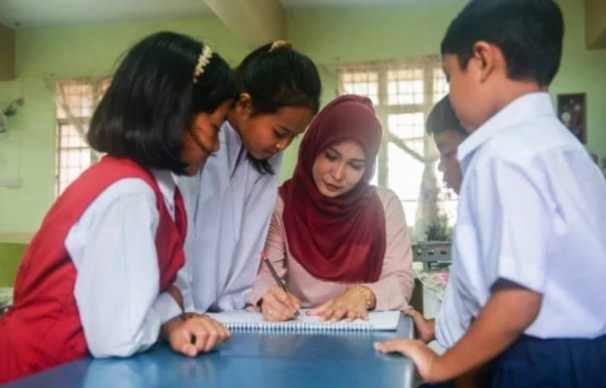 Hadiah untuk Guru Dianggap Gratifikasi, KH Cholil Nafis: Jangan Hilangkan Budaya Ikhlas Masyarakat 7 Screenshot 2025 05 08 104358