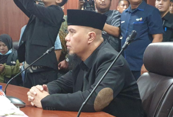 Ahmad Dhani Minta Maaf Usai Dikenai Sanksi MKD karena Lecehkan Marga "Pono": "Slip of the Tongue" 1 Screenshot 2025 05 08 110054