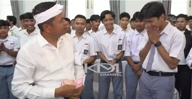 Gubernur Jabar Dedi Mulyadi Beri Modal Rp2 Juta ke Siswa Bogor yang Gigih Berjualan Takoyaki: “Saya Senang yang Begini” 1 Screenshot 2025 05 13 142559