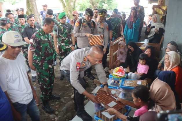 Kapolda Jabar dan Pangdam III/Siliwangi Kunjungi Keluarga Korban Ledakan Garut, Serahkan Santunan dan Dukung Pemulihan 1 Screenshot 2025 05 13 203021