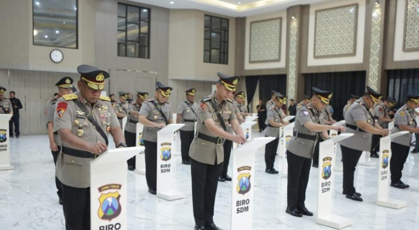 Polda Jatim Mutasi Puluhan Pejabat Utama, Ini Daftar Lengkap Perwira yang Mengisi Jabatan Baru 2 Screenshot 2025 05 26 182624