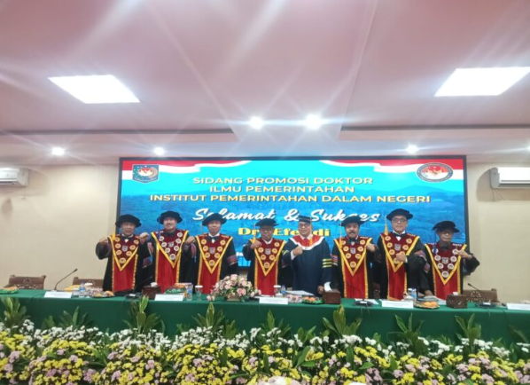 Inspektur Muda Keuangan Kejagung, Dr. Efendi, S.H., M.H., Raih Gelar Doktor Ilmu Pemerintahan IPDN ke-328 dengan Predikat Cumlaude 3 Screenshot 2025 05 29 083310