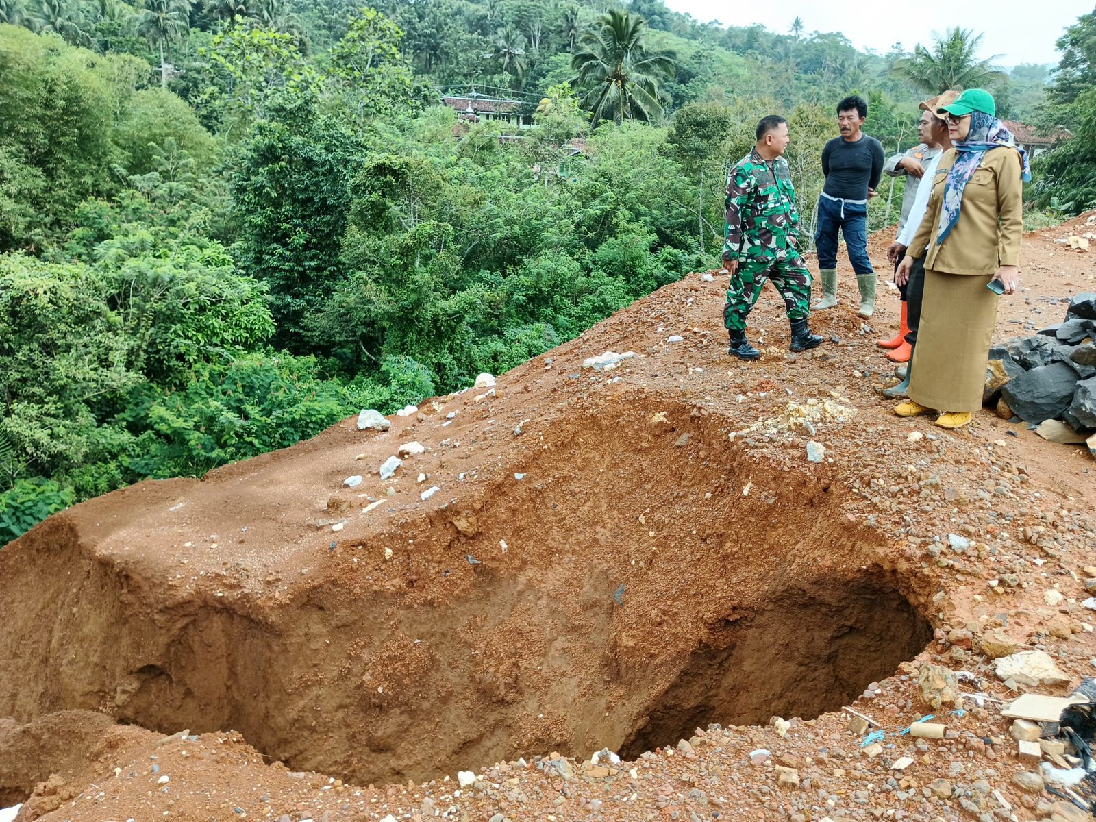 “Longsor Akibat Proyek Kandang PT CMS Timbun Lahan Warga, Keluhan Tak Digubris” 7 WhatsApp Image 2025 05 26 at 13.06.11 85957cc6 scaled