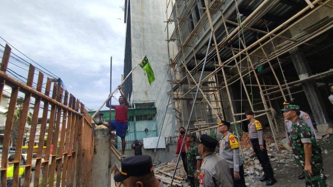 Ramai-ramai Berantas Atribut Ormas: Polisi Tertibkan Ratusan Simbol Dominasi Ruang Publik 1 atribut atribut ormas yang terpasang di ruang publik di tambora jakbar ditertibkan penertiban dilakukan untuk mencegah konflik 1747302606918 169