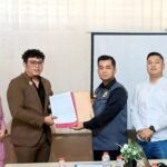 ferry supriadi menyerahkan laporan soal dugaan pungki ke ketua saber pungli kompol zulkarnaen 1747385677021 169