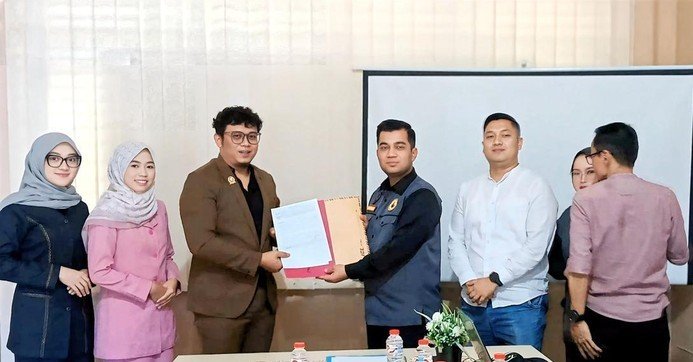 ferry supriadi menyerahkan laporan soal dugaan pungki ke ketua saber pungli kompol zulkarnaen 1747385677021 169