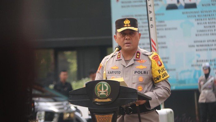 Maraknya Aksi Brutal Tawuran di Jakarta, Polisi Jadi Sasaran Air Keras: Kapolda Perintahkan Patroli Gunakan Helm Full Face 1 kapolda metro jaya irjen karyoto meminta personel yang melakukan pengamanan pilkada 2024 untuk menjaga netralitas 169