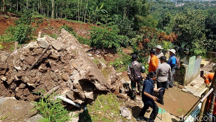 Ahli Geologi Ungkap Penyebab Pergerakan Tanah di Sumedang: Ancaman Longsor Masih Tinggi 7 kondisi pergerakan tanah di desa cisalak kecamatan cisarua sumedang 1746515487303 169