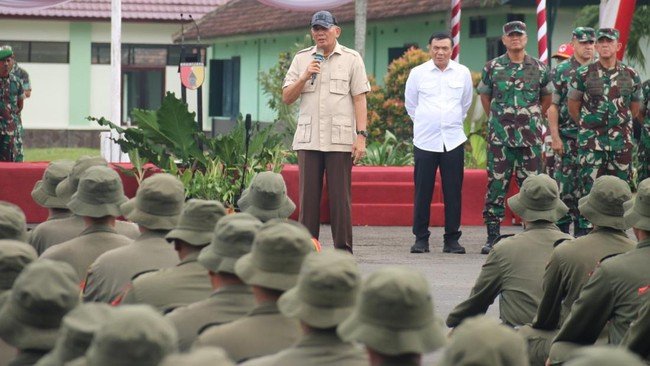 Menhan Sjafrie Sjamsoeddin Tinjau Langsung Pendidikan Dasar Militer SPPI di Magelang: Tekankan Semangat Ikhlas dan Pengabdian untuk Bangsa 4 menhan sjafrie ingatkan pentingnya sejarah dalam pembekalan sppi di malang 1748342005059 169
