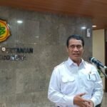 menteri pertanian mentan ri amran sulaiman di kantor kementerian pertanian ri pada selasa pagi 2942025 cnbc indonesiamartyasar 1745899537162 169