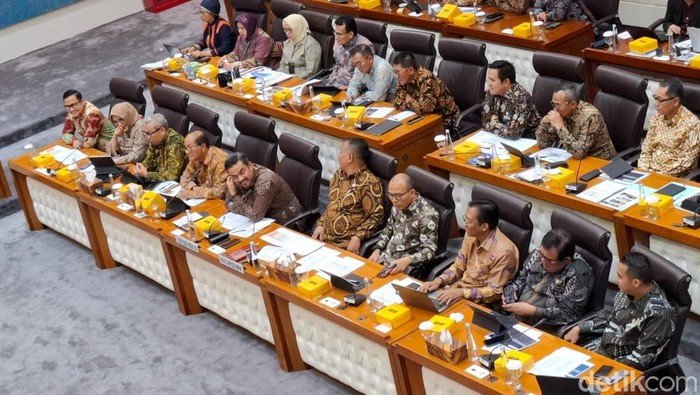 DPR Desak Penjelasan Menteri UMKM Soal KUR di Bawah Rp 100 Juta Masih Diminta Agunan: "Rakyat Merasa Dibohongi" 6 menteri umkm maman abdurrahman 1746004896934 169