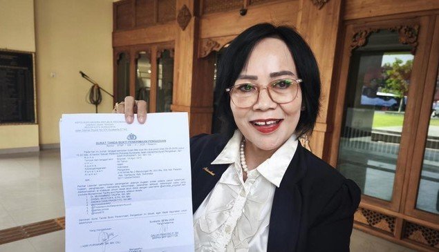 pengacara asri purwanti saat menunjukan surat bukti aduan di mapolresta solo kamis 1552025 1747296873988 169
