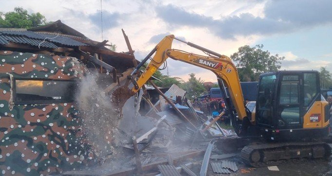 posko grib jaya yang berdiri di lahan bmkg di tangerang selatan tangsel dibongkar menggunakan ekskavator yang disiapkan polda 1748084815810 169