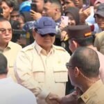 prabowo didampingi oleh kapolri jenderal listyo sigit prabowo saat tiba di area acara dan menyapa buruh 1746074077547 169