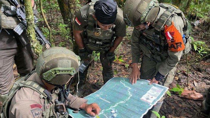 Brimob Sisir Zona Merah Hutan Moskona Secara Manual, Upaya Pencarian Iptu Tomi Marbun Terus Dilakukan Meski Dihantui Ancaman KKB 1 tim sar brimob yang tergabung dalam operasi moskona pencarian mantan kasat reskrim polres teluk bintuni tomi marbun menyisir z 1746012963130 169