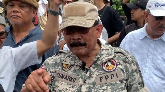 Kopassus Mayjen Purn Soenarko saat diwawancarai di depan Kantor KPU RI