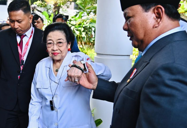 Gestur Politik di Upacara Pancasila: Prabowo Biarkan Megawati di Depan, Gibran Mengekor Sendiri — Analis Baca Sinyal Rekonsiliasi 1 Screenshot 2025 06 03 193916