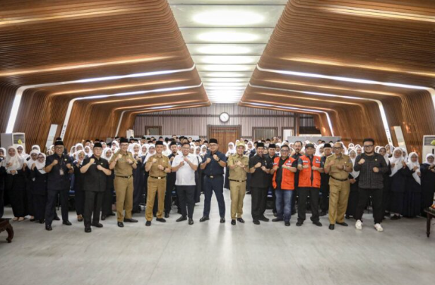 Wali Kota Bandung Lantik 183 Kepala Sekolah, Tegaskan Integritas dan Kepemimpinan Visioner 4 Screenshot 2025 06 04 083840