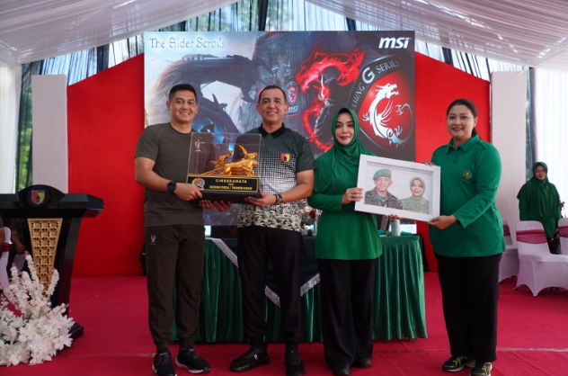 Pangdam V/Brawijaya Kunjungi Kodim Pamekasan, Mayjen TNI Rudy Saladin Tekankan Harmoni Rumah Tangga dan Kesehatan Prajurit 1 Screenshot 2025 06 05 085851 1