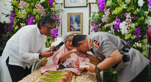 Kapolri Bersilaturahmi ke Kediaman Eyang Meri Hoegeng yang Genap Berusia 100 Tahun 1 Screenshot 2025 06 23 172829