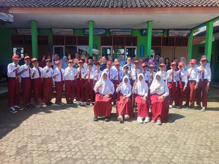 Suasana Haru Warnai Momen Kelulusan Siswa Kelas 6 SDN 2 Purabaya 2 WhatsApp Image 2025 06 02 at 15.03.14 306ea6ff