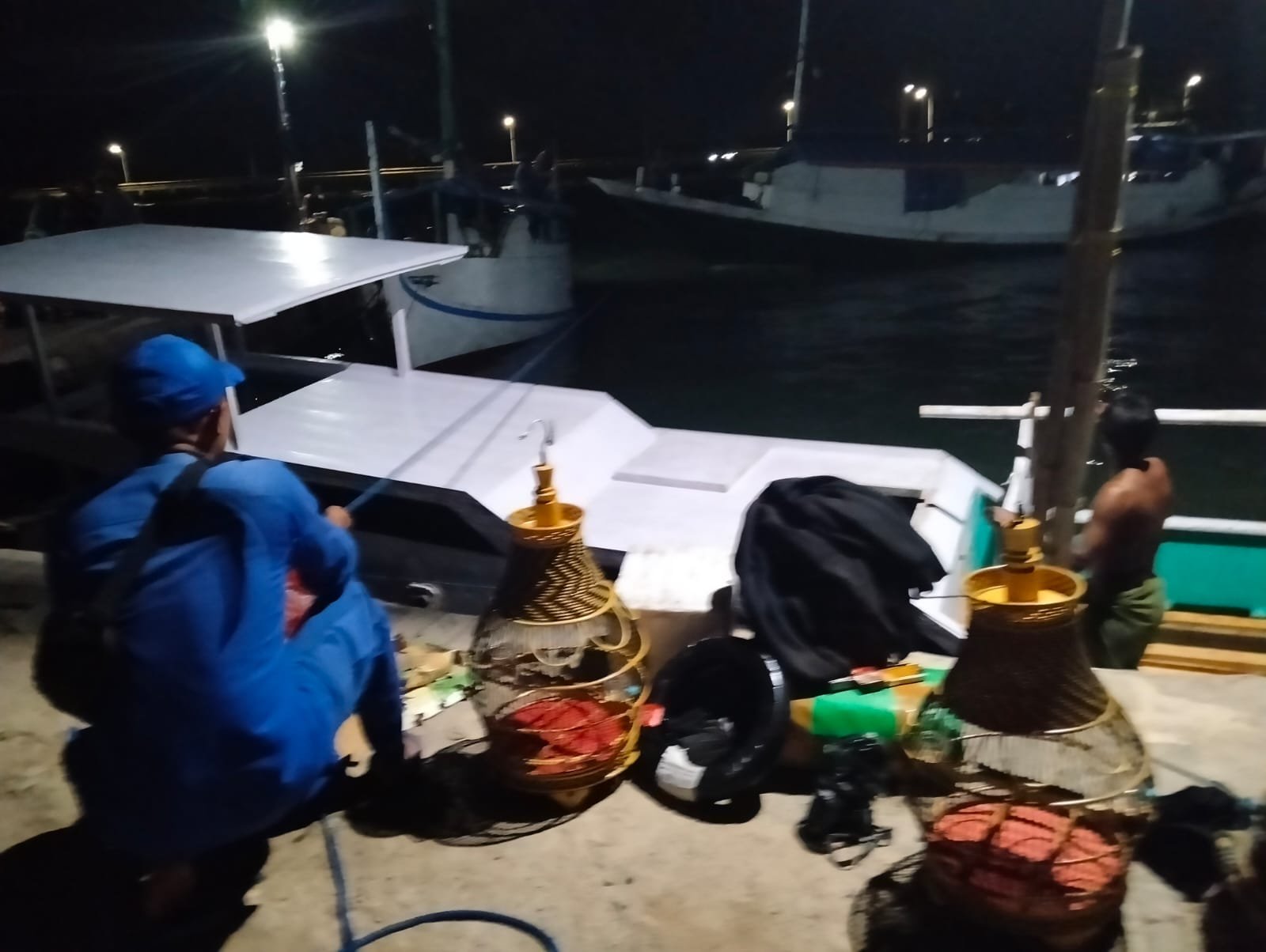 Terjadi Laka Laut Akibat Mesin Mati KMP. PUTRA BAHARI GT.06, Mengakibatkan Kapal Kandas dan Karam di Kolam Pelabuhan Rakyat Kec. Dungkek Kab. Sumenep 4 WhatsApp Image 2025 06 07 at 05.23.56 7f156948