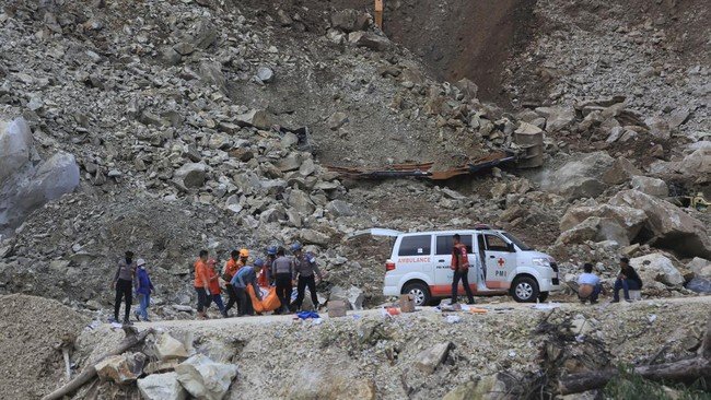 Gubernur Dedi Mulyadi Tutup Permanen Tambang Galian C Gunung Kuda Milik Tiga Yayasan Usai Longsor Maut di Cirebon 5 eevakuasi korban longsor galian c 1748605518133 169