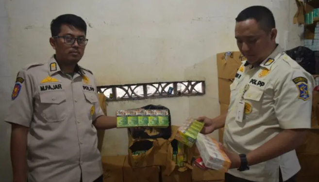 Dalam Sehari, 500 Ribu Batang Rokok Ilegal Disita di Surabaya — Kerugian Negara Capai Ratusan Juta 1 Screenshot 2025 07 31 125926