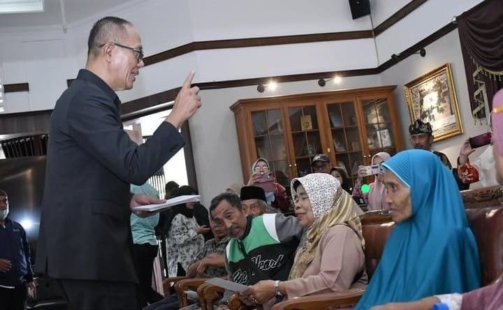 Wali Kota Sukabumi Serahkan Bansos untuk Lansia “Uang Rakyat Harus Kembali ke Rakyat” 2 WhatsApp Image 2025 07 03 at 21.47.59 db1067e4