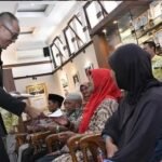 Wali Kota Sukabumi Serahkan Bansos untuk Lansia “Uang Rakyat Harus Kembali ke Rakyat” 3 WhatsApp Image 2025 07 03 at 21.48.50 8f040339