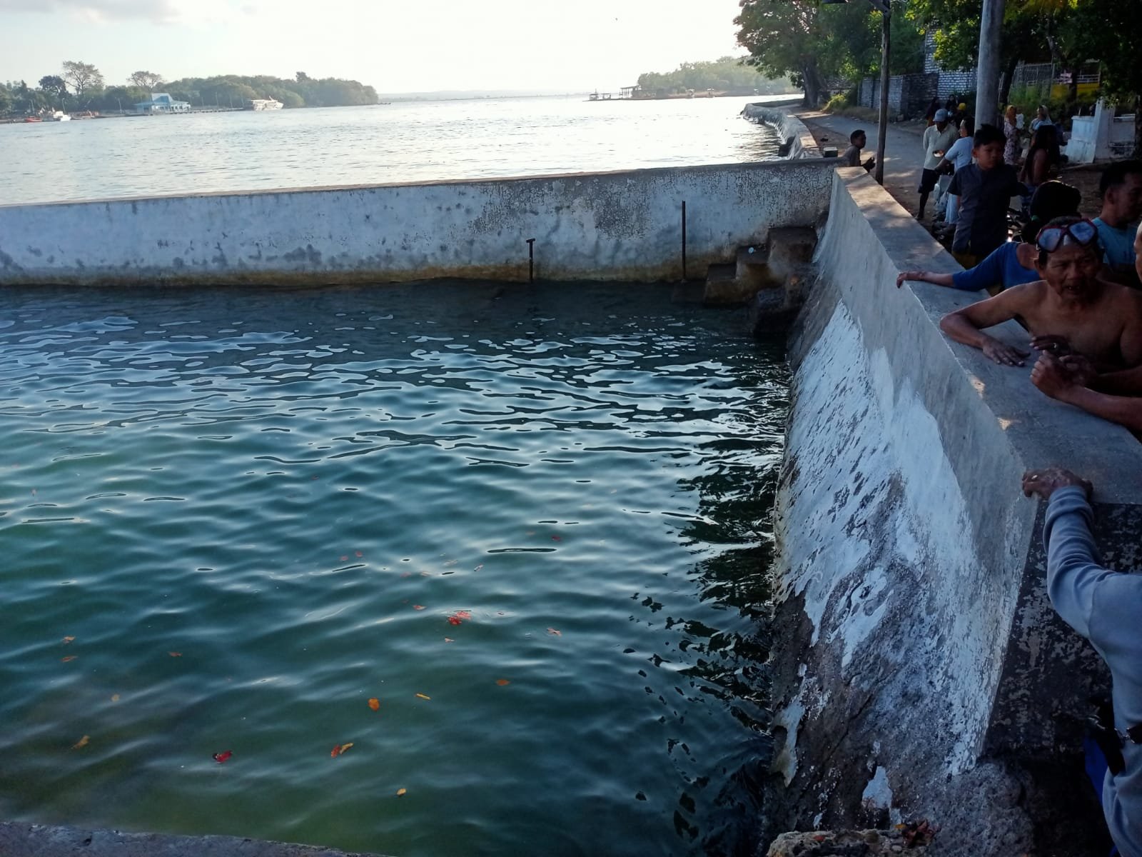 Warga Talango Sumenep Meninggal Terseret Arus Saat Mandi di Sumber Pesisir Pantai 5 WhatsApp Image 2025 07 20 at 14.26.19 3f6af5db