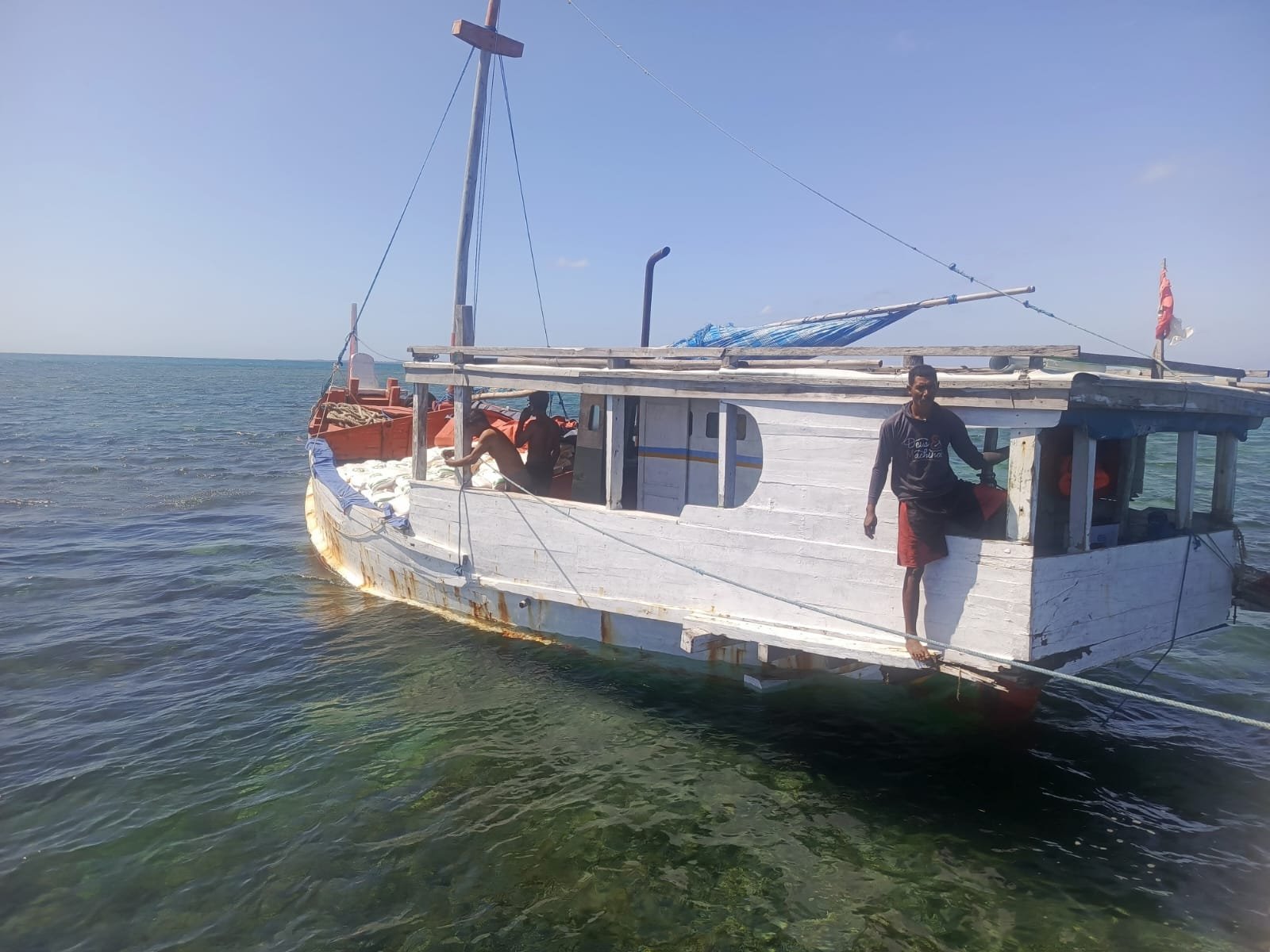 Kapal Pengangkut Beras Bulog Kandas di Perairan Pulau Raas, Seluruh ABK Selamat 3 WhatsApp Image 2025 07 30 at 16.55.08 cd10ba4c