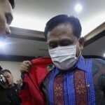 Tuntut 7 Tahun Penjara, Jaksa: Mantan Ketua PN Surabaya Terima Gratifikasi Rp 21,9 Miliar 2 eks ketua pn surabaya didakwa terima suap miliaran dari pihak ronald tannur 1747635261911 169