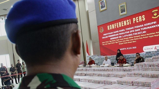 Kejagung Pamerkan Uang Sitaan Rp 13,1 Triliun dari Kasus Korupsi Minyak Goreng, Terbesar Sepanjang Sejarah 1 kejagung beberkan uang rp 13 t dari kasus ekspor migor 1751440532763 169